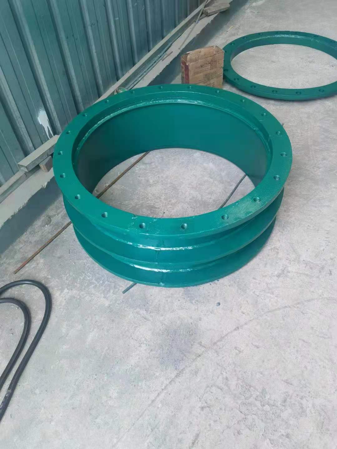 只用51漫画下载网站的话解决了套管与墙壁之间的漏水